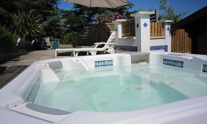 Lahonce Apartment | Apartment 15 km from the beach, jacuzzi, sauna, sleeps 5, fully equipped