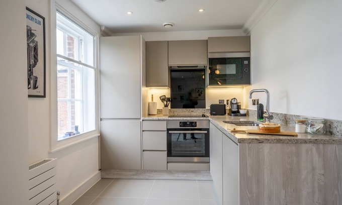 Bootham Apartment | Apartment 8 - Bootham House - sleeps 2 guests in 1 bedroom
