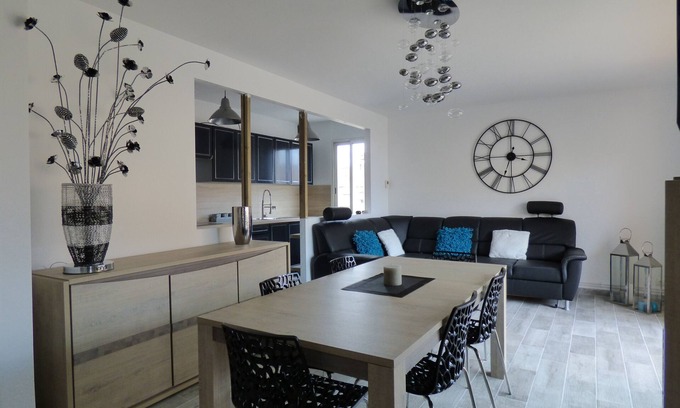 Valras-Plage Apartment | Apartment 85m², air-conditioned, sea view, fully renovated, pets allowed, sea 50 m