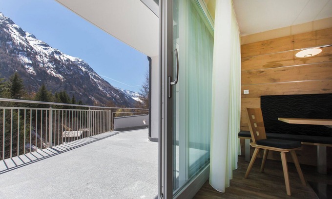 Riva di Tures Apartment | Apartment "Alpenblick Nr 2" with Shared Garden & Wi-Fi