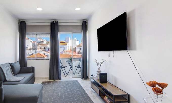 Monte Raposo Apartment | Apartment 'Alpha House' with Balcony, Wi-Fi and Air Conditioning