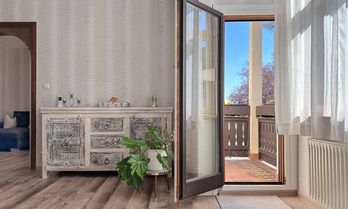 Rudolstadt Apartment | Apartment 'Altbauwohnung Mit Sonnenterasse' with Mountain View, Shared Terrace and Wi-Fi