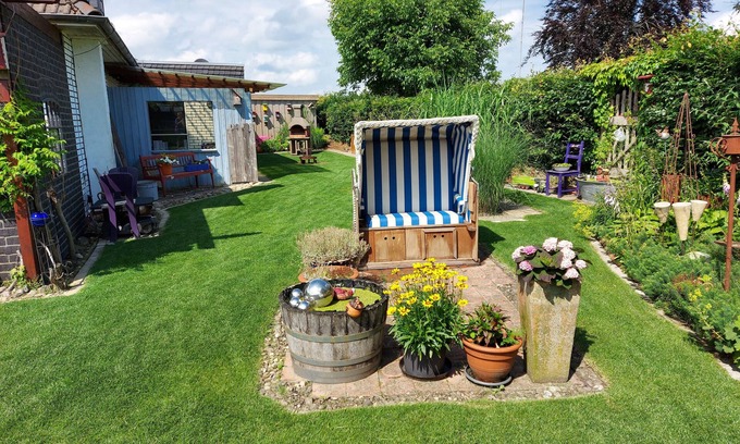 Varel Apartment | Apartment and more . Creative garden with fire pit and barbecue