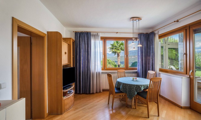 Caldaro Sulla Strada del Vino Apartment | Apartment 'Annenhof Spatz In Der Hand' with Mountain View, Shared Terrace and Wi-Fi