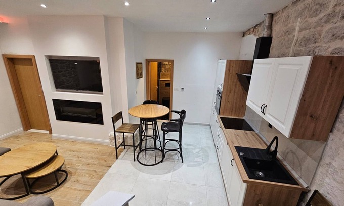 Kastel Novi Apartment | Apartment Antonio, on the seafront with garden