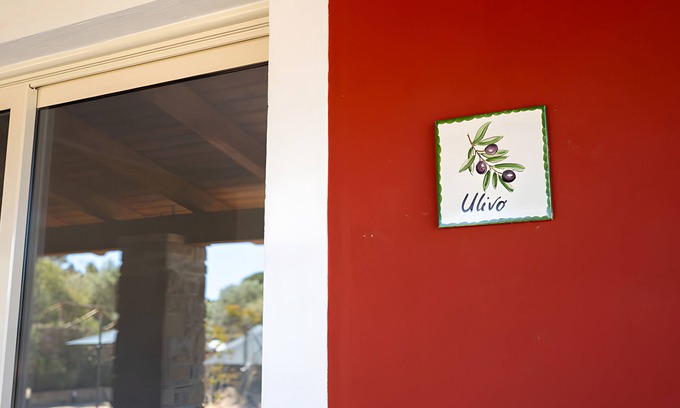 Montecorice Apartment | Apartment 'Appartamento Ulivo Vista Piscina' with Sea View, Wi-Fi and Air Conditioning