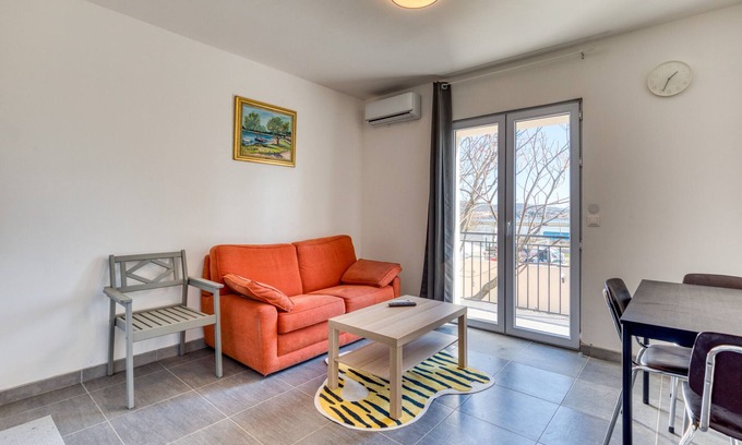 Poussan Apartment | Apartment 'Appartement 4 Personnes' with Shared Garden and Balcony