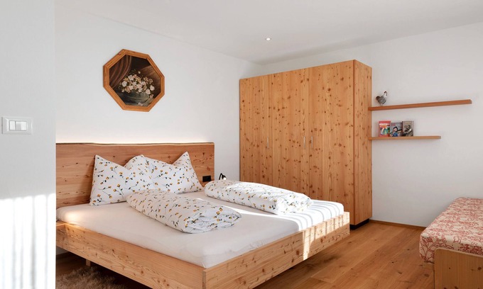 Collalbo Apartment | Apartment 'Bergwiese' with Mountain View, Shared Garden and Wi-Fi