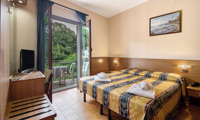 Moneglia Apartment | Apartment Bilocale Moneglia 21 close to the Beach with Shared Pool & Wi-Fi