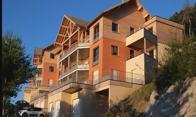 Chorges Apartment | Apartment by Lake Serre-Ponçon with Pool