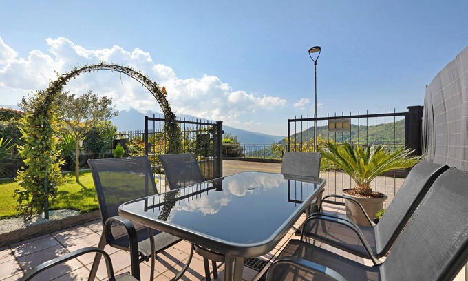 Vesio Apartment | Apartment 'Casa Vacanze Leon' with Lake View, Private Garden and Wi-Fi