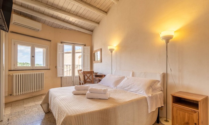 Ragusa Apartment | Apartment 'Caelum Hyblae' with Private Terrace, Wi-Fi and Air Conditioning