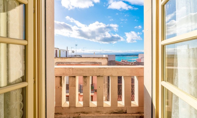 Ortigia Apartment | Apartment "Casa di Alice" with Sea View, Balconies & Wi-Fi