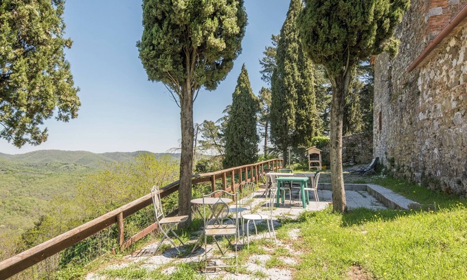 Rosennano Apartment | Apartment Casale Rosennano - Tinaia with Shared Garden & Wi-Fi