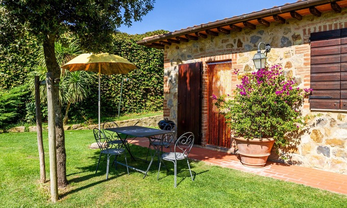 Magliano in Toscana Apartment | Apartment 'Coccinella' with Shared Pool, Wi-Fi and Air Conditioning