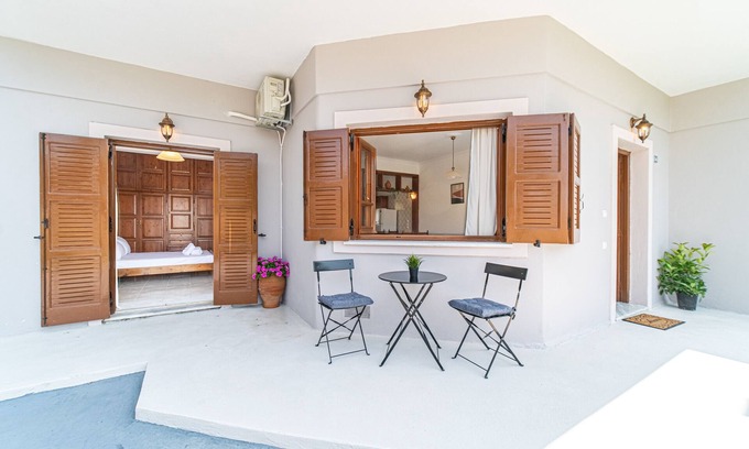 Lefkimmi Apartment | Apartment 'Corfu' with Shared Garden, Wi-Fi and Air Conditioning