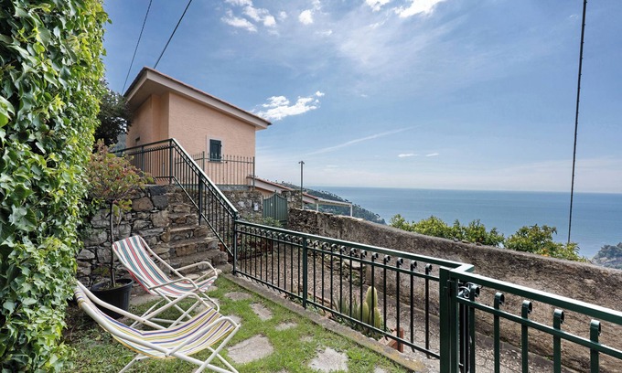 Bonassola Apartment | Apartment 'Costella' with Sea View and Private Garden