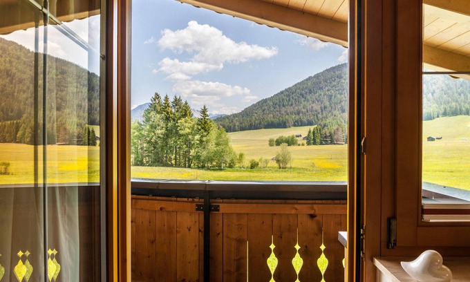 Leutasch Apartment | Apartment "Enzian 2" with Mountain View, Balcony & Wi-Fi