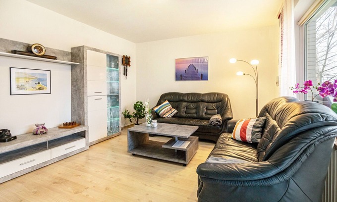 Heppens Apartment | Apartment 'Erholung Wilhelmshaven' with Shared Pool & Wi-Fi