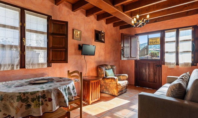 Llenin House | Apartment 'Fana' with Mountain View, Private Garden and Wi-Fi