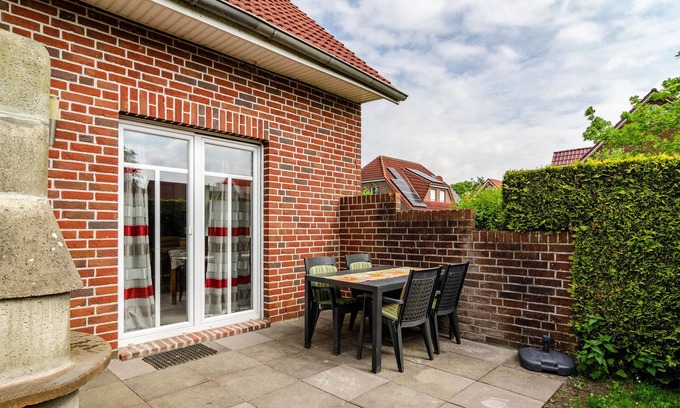 Hamswehrum Apartment | Apartment 'Ferienhaus Seestern' with Private Terrace, Shared Garden and Wi-Fi