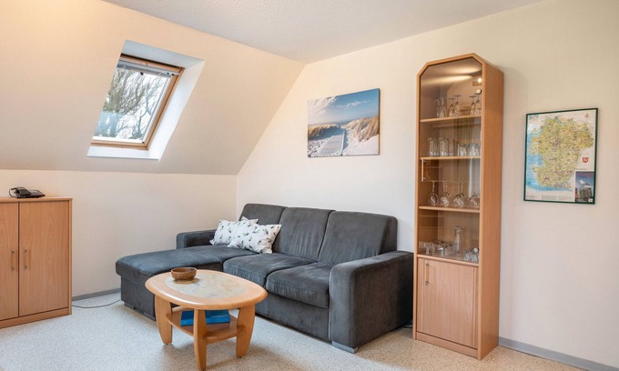 Suderdeich Apartment | Apartment 'Ferienwohnung Grün' with Shared Terrace, Shared Garden and Wi-Fi