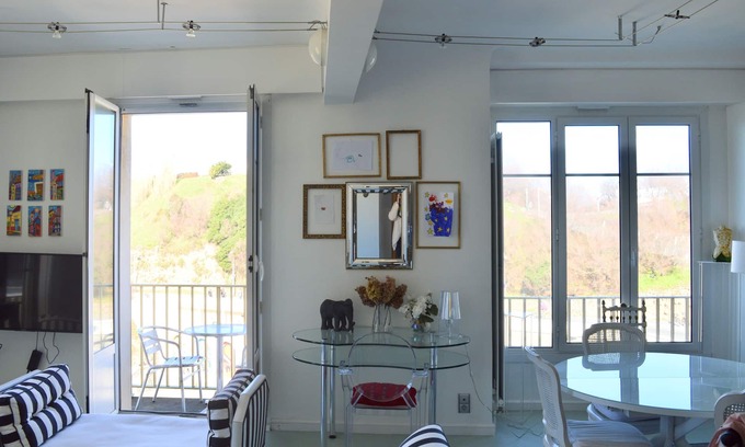 Biarritz City Centre Apartment | Apartment/flat - Biarritz The beach and town down the building, first line sea view
