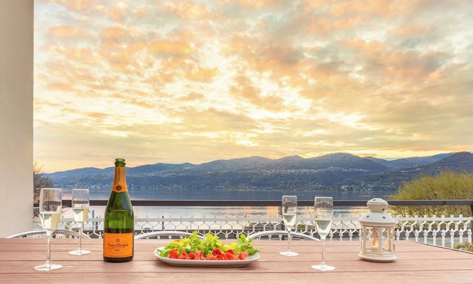 Ispra Apartment | Apartment 'Great Lake View Artist's' with Lake View, Private Terrace and Wi-Fi