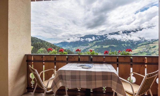 Albions Apartment | Apartment "Haus Sonnegg - Sonnenuntergang" with Mountain View, Wi-Fi, Terrace & Garden