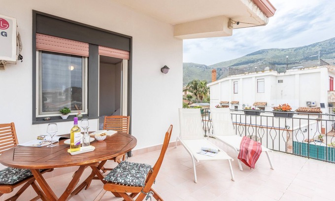 Villa Grazia di Carini Apartment | Apartment 'Hikkara Home Airport, Sea and Beach' with Sea View, Private Terrace and Wi-Fi