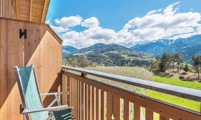 Feldthurns Apartment | Apartment "Huberhof Zimmer" with Mountain View, Garden & Wi-Fi