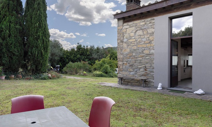 Montebonello Apartment | Apartment 'I Cipressi' with Shared Garden, Wi-Fi and Air Conditioning