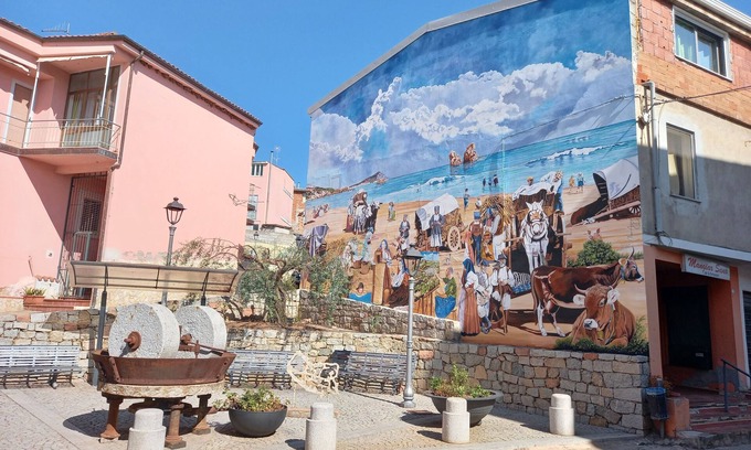 Loceri Apartment | Apartment 'Il Cinghiale Bianco' with Balcony, Wi-Fi and Air Conditioning