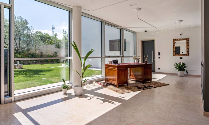 Ravina Apartment | Apartment In A Hotel 'Midum Garden Nord' with Mountain View, Wi-Fi and Air Conditioning