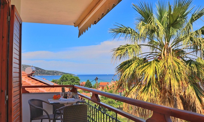 Chrisi Akti Apartment | Apartment in front of Skala Potamias beach