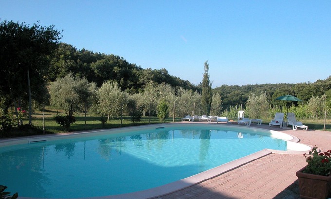 Collesalvetti House | Apartment in Guasticce With Shared Pool
