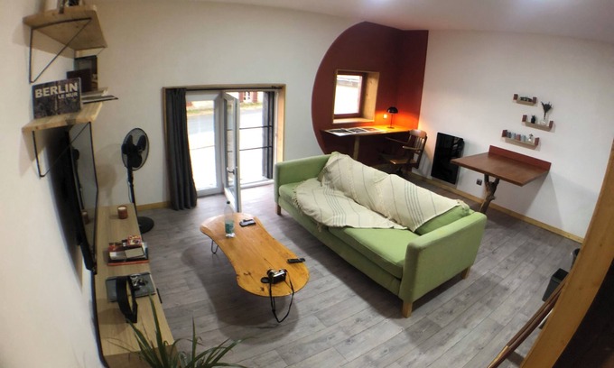Cahuzac-sur-Vere Apartment | Apartment in the heart of the village with all amenities and the Gaillac vineyards