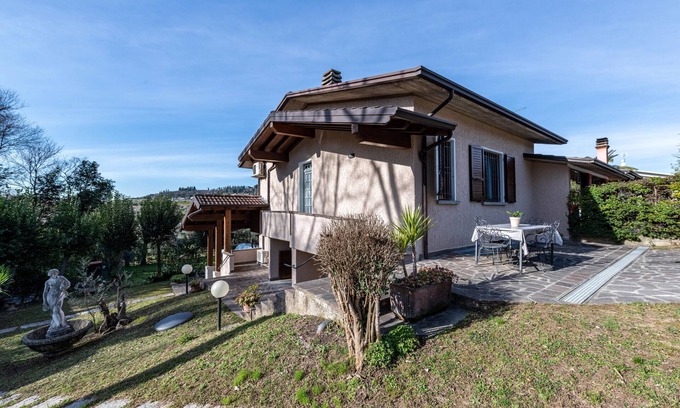 San Felice del Benaco Apartment | Apartment "Al Porto Balcony Close to the Lake" with Wi-Fi
