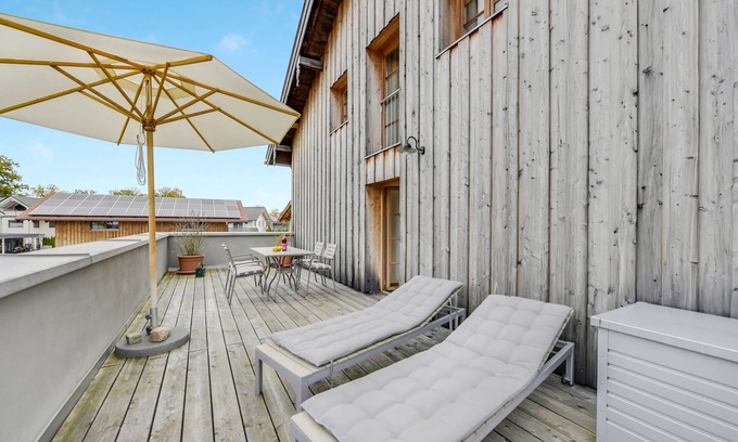 Uebersee Apartment | Apartment 'Jennerwein Alte Gendarmerie Übersee' with Mountain View, Shared Terrace and Wi-Fi