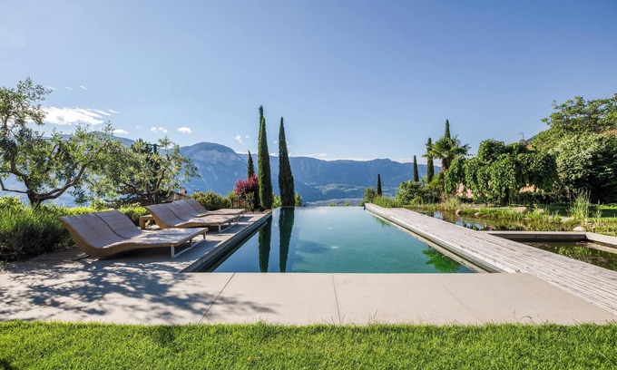 Kurtatsch an der Weinstraße Apartment | Apartment "Kraidlhof Designapartment Veronika" with Mountain View, Shared Pool and Wi-Fi