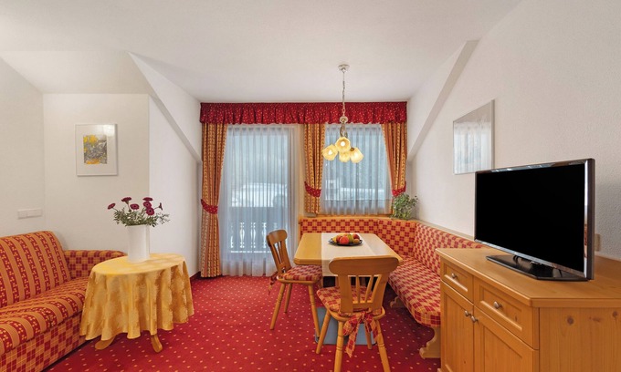 Campo Tures Apartment | Apartment 'Loderhof Blumenwiese' with Mountain View, Shared Garden and Wi-Fi