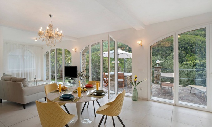 Casanova Lerrone Apartment | Apartment 'Loggia Oliveto' with Mountain View, Wi-Fi and Air Conditioning