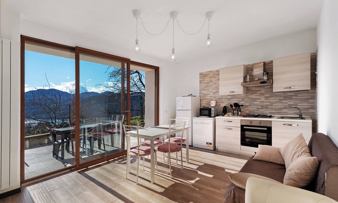 Pratolungo Apartment | Apartment 'Luna' with Lake View, Shared Pool and Wi-Fi