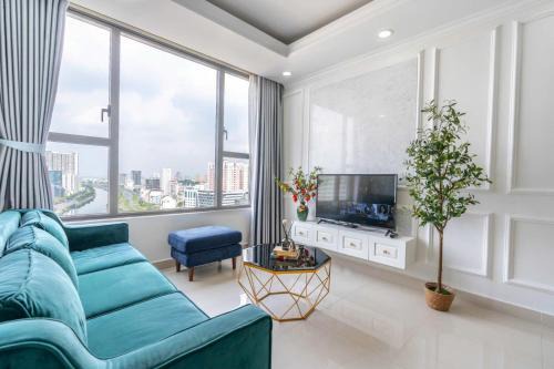 Bach Dang Riverside Apartment | Apartment Luxury - Infinity Pool by Center City