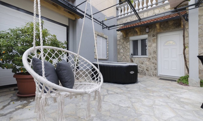 Skradin Apartment | Apartment Maja with Jacuzzi (94371-A1) - Rupe