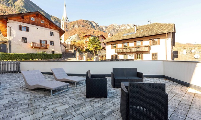 Caldaro Sulla Strada del Vino Apartment | Apartment 'Mendelbahn' with Mountain View, Private Terrace and Wi-Fi