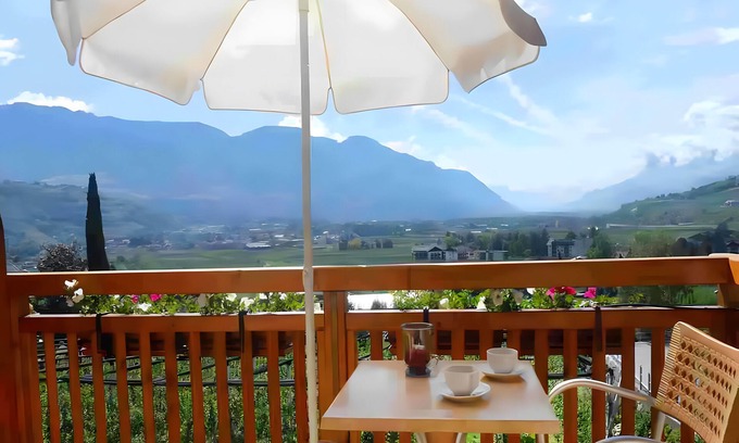 Lagundo Apartment | Apartment 'Mohnblume' with Mountain View, Wi-Fi and Air Conditioning