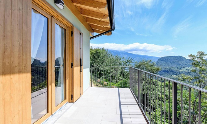 Tremosine Apartment | Apartment "Nonno Bigi Tulipano" with Mountain View, Wi-Fi, Balcony & Garden