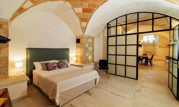 Giuggianello Apartment | Apartment 'Oikia Giuggianello Le Bey Elsa' in Puglia with Wi-Fi, A/C & Shared Garden
