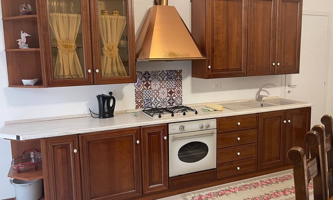 Borgo Roma Apartment | Apartment 'Residenza Aki' with Private Garden, Balcony and Wi-Fi